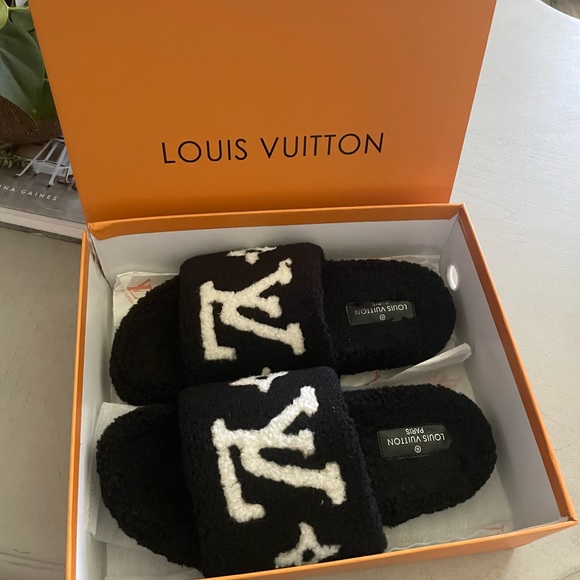 LV SLIDES FUZZY SANDALS - Picture 3 of 3
